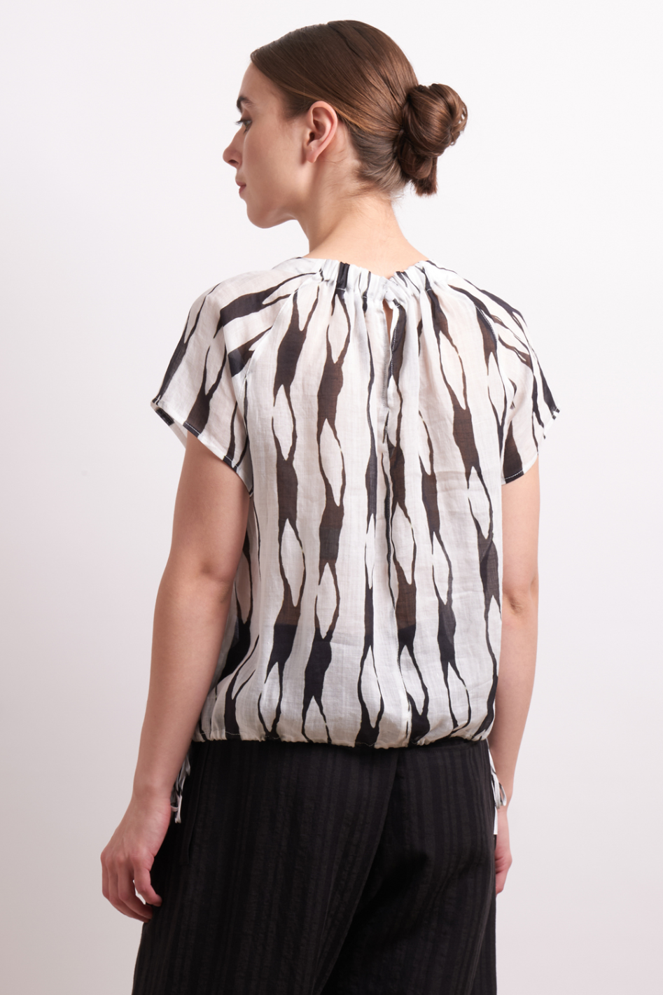 Neris Soft Focus Top | Liquorice | 2839