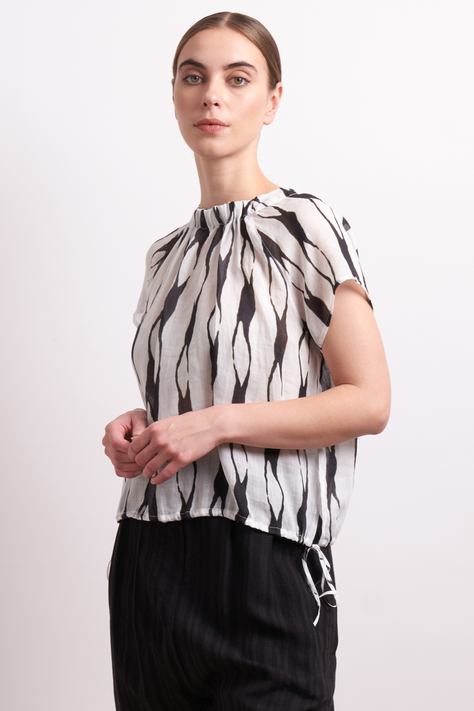 Neris Soft Focus Top | Liquorice | 2839