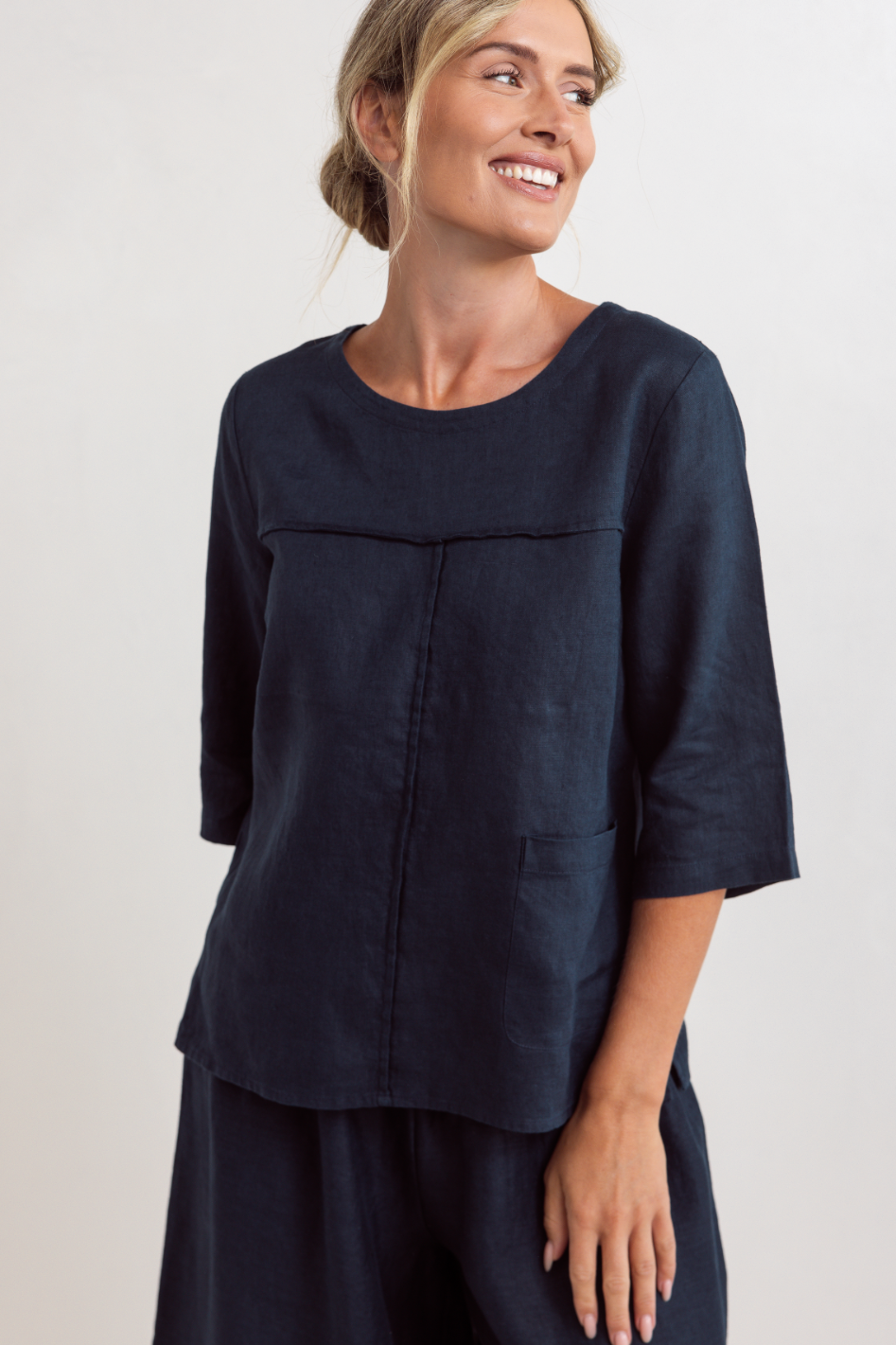 See Saw Linen 3/4 Sleeve Seam Detail Top in Navy