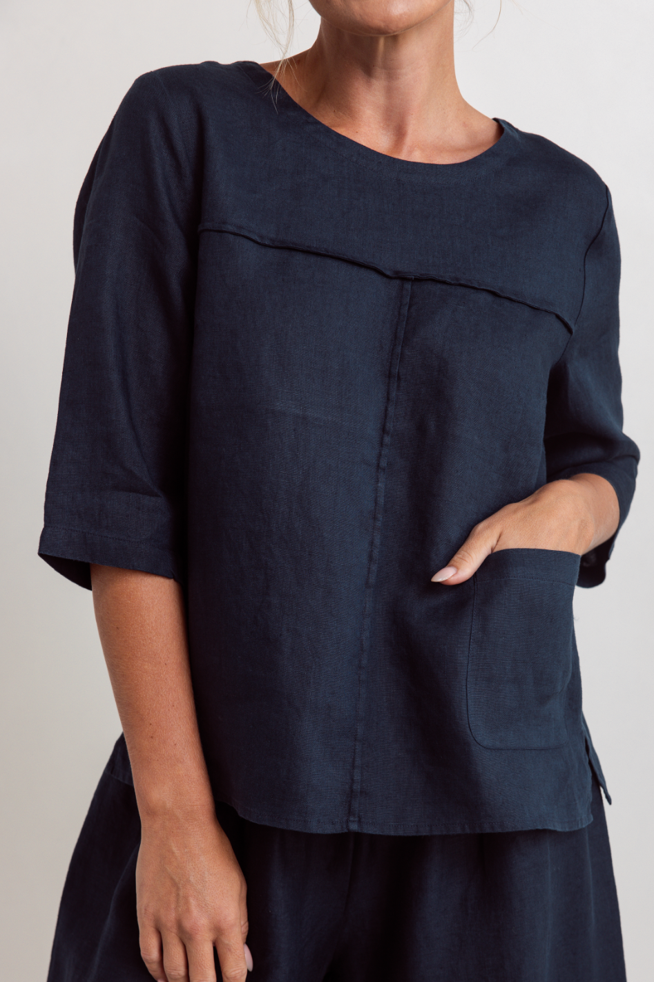 See Saw Linen 3/4 Sleeve Seam Detail Top in Navy
