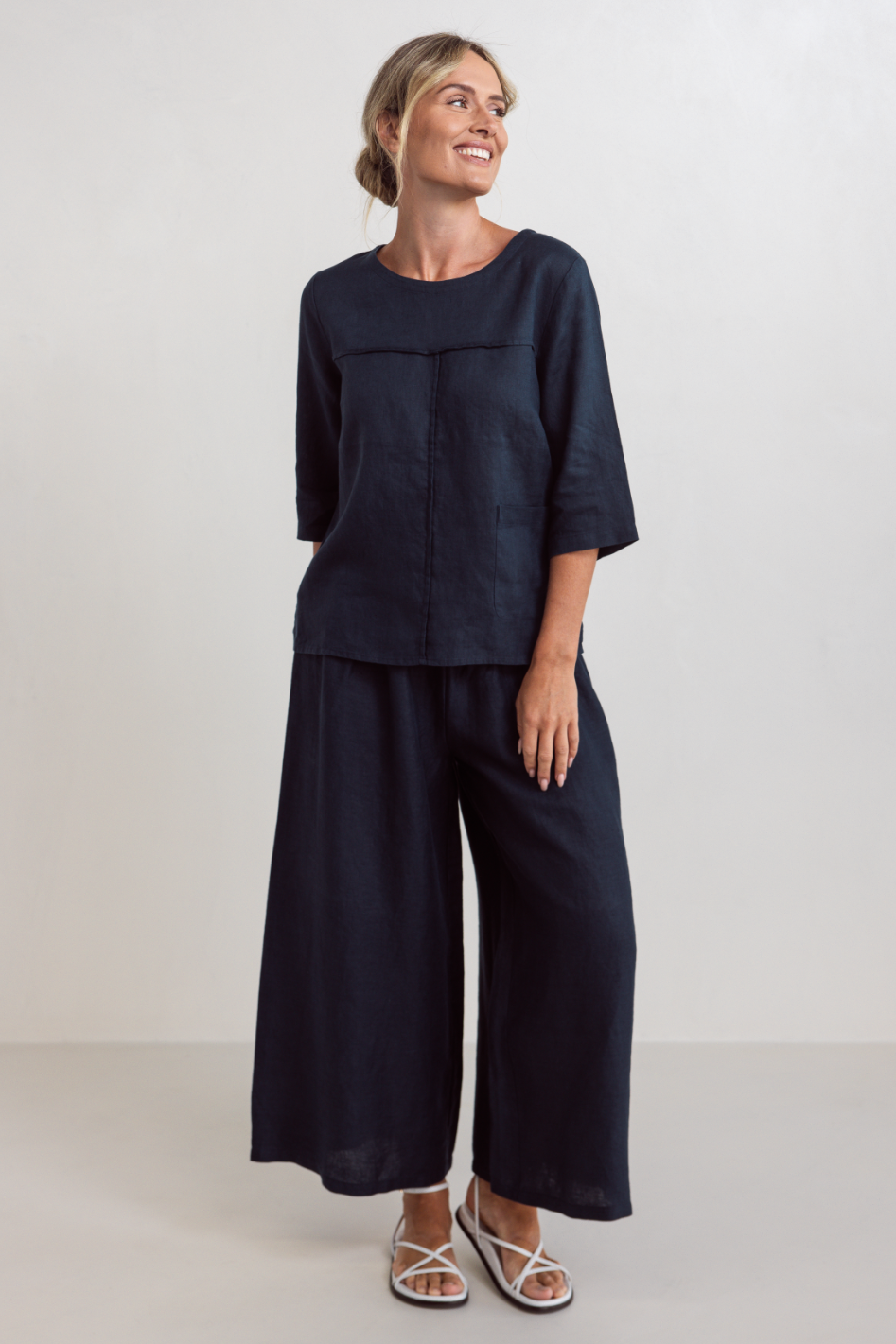 See Saw Linen 3/4 Sleeve Seam Detail Top in Navy