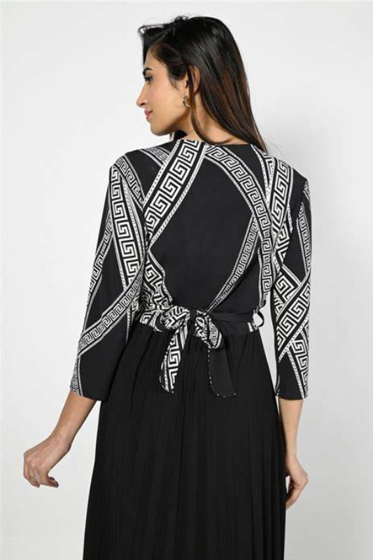 Frank Lyman Black and Beige Knit Dress