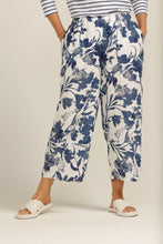 Load image into Gallery viewer, Goondiwindi Cotton Linen Blue Floral Cropped Pant
