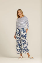 Load image into Gallery viewer, Goondiwindi Cotton Linen Blue Floral Cropped Pant
