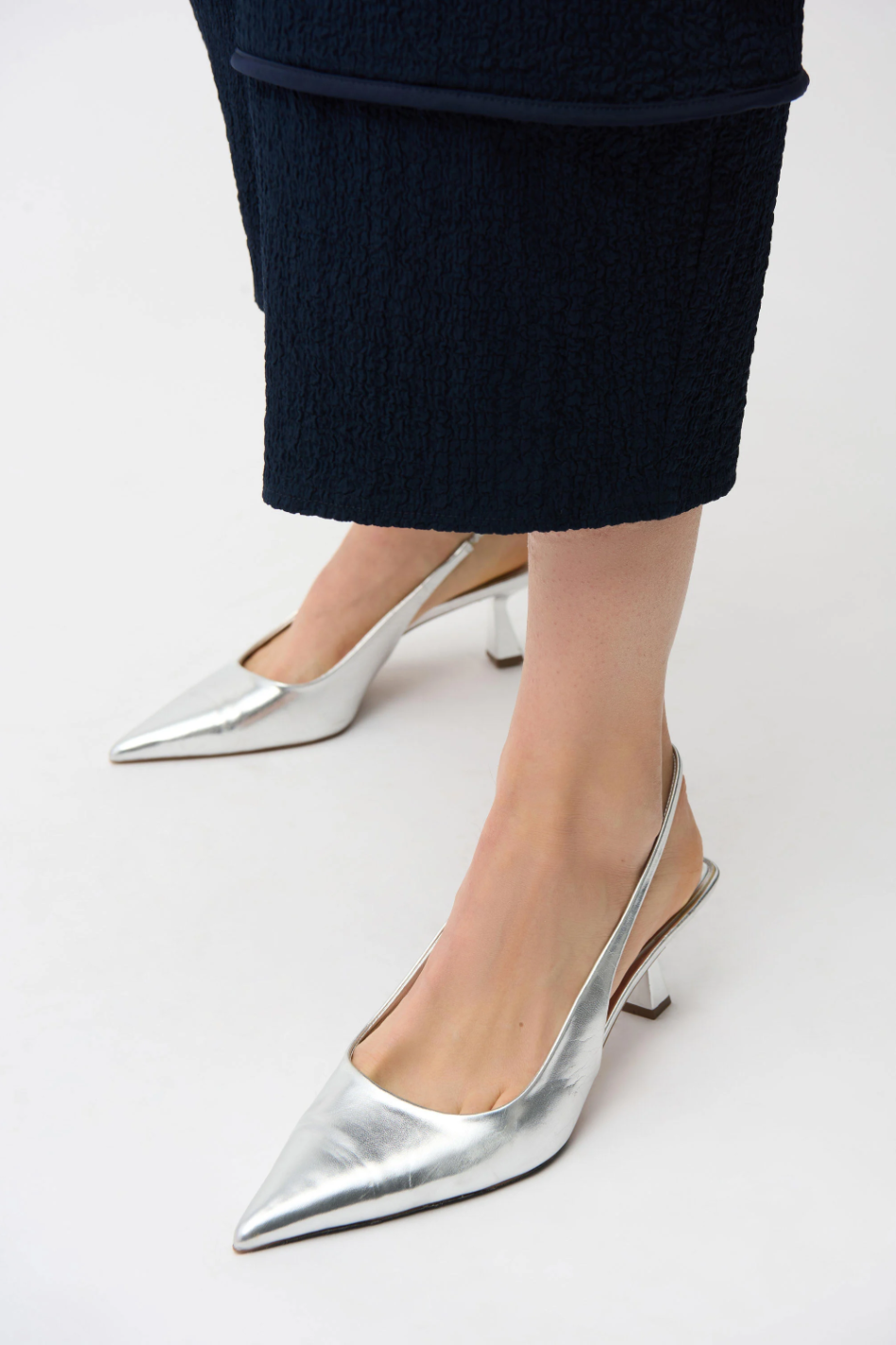 Joseph Ribkoff Seersucker Balloon Pull-On Pants in Midnight Blue