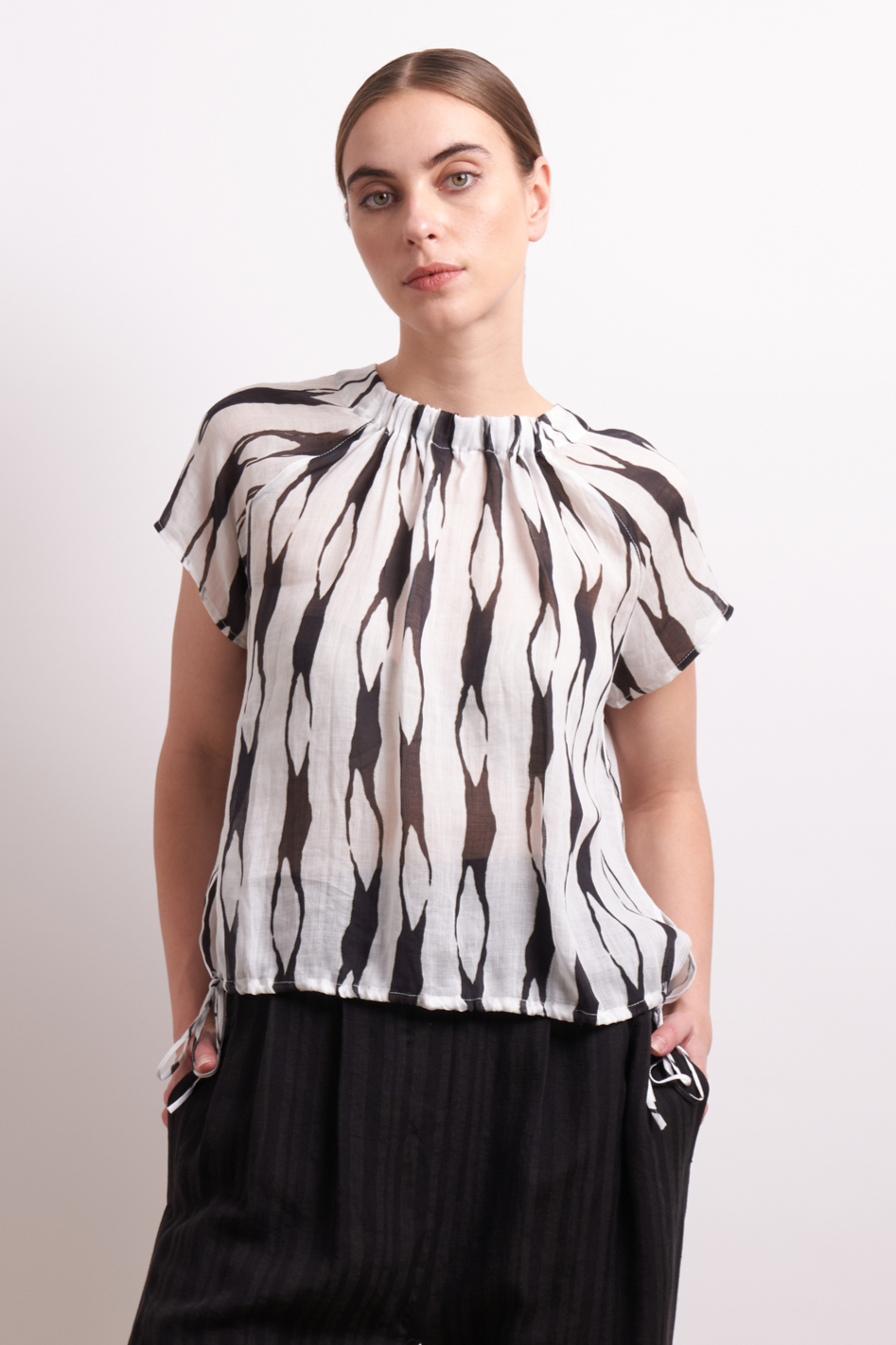 Neris Soft Focus Top | Liquorice | 2839