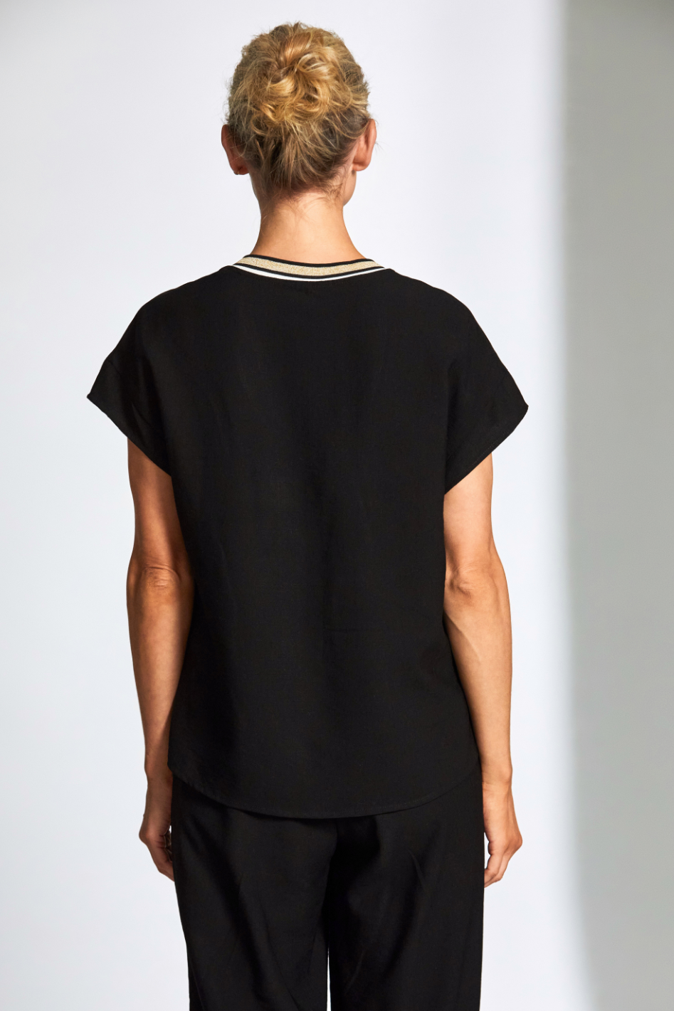 Peruzzi V Neck Seer Sucker Top in Black