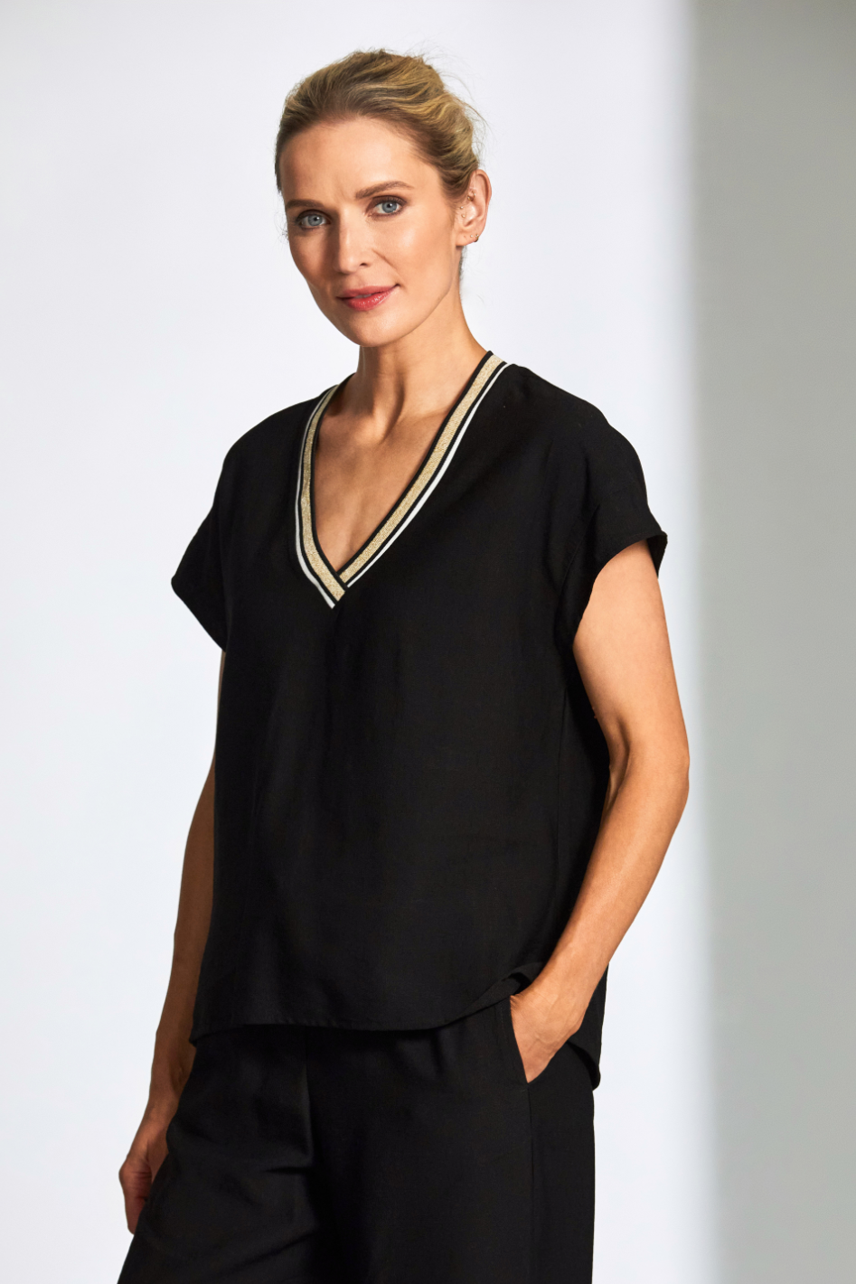 Peruzzi V Neck Seer Sucker Top in Black
