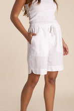 Load image into Gallery viewer, Two T&#39;s Linen Shorts in White
