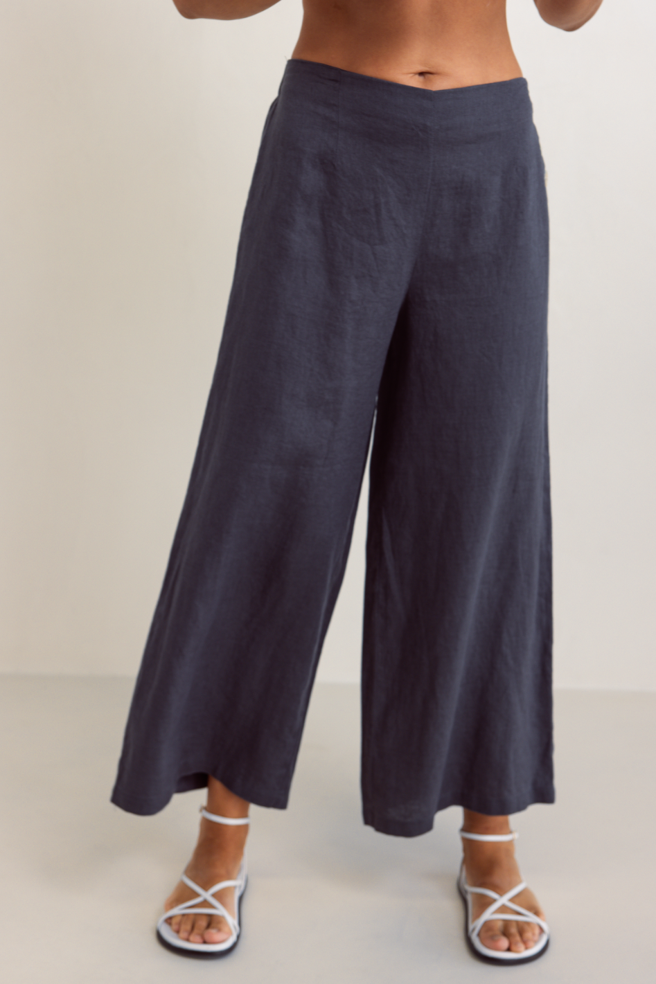 See Saw Linen Palazzo Pant in Charcoal 