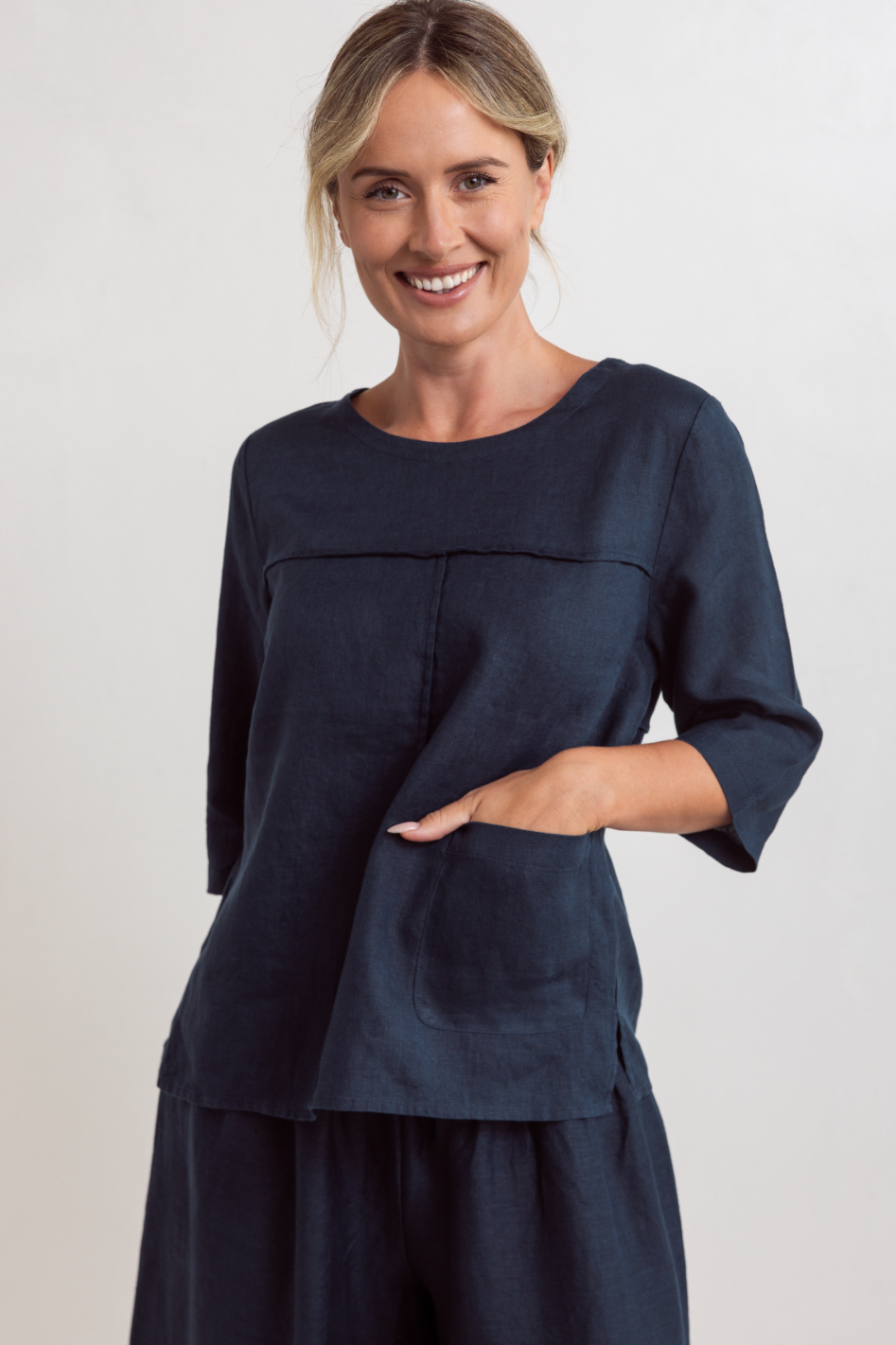 See Saw Linen 3/4 Sleeve Seam Detail Top in Navy