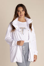 Load image into Gallery viewer, Two T&#39;s Spray Jacket in White
