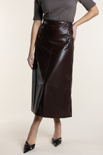 Load image into Gallery viewer, Two T&#39;s Faux Leather Skirt in Coco
