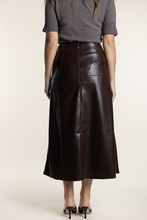 Load image into Gallery viewer, Two T&#39;s Faux Leather Skirt in Coco
