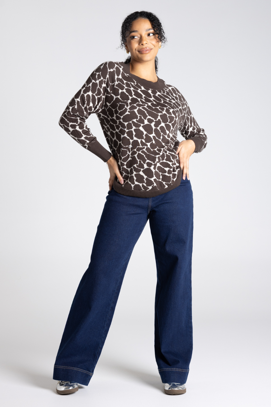 Two T's Animal Scoop Hem Crew