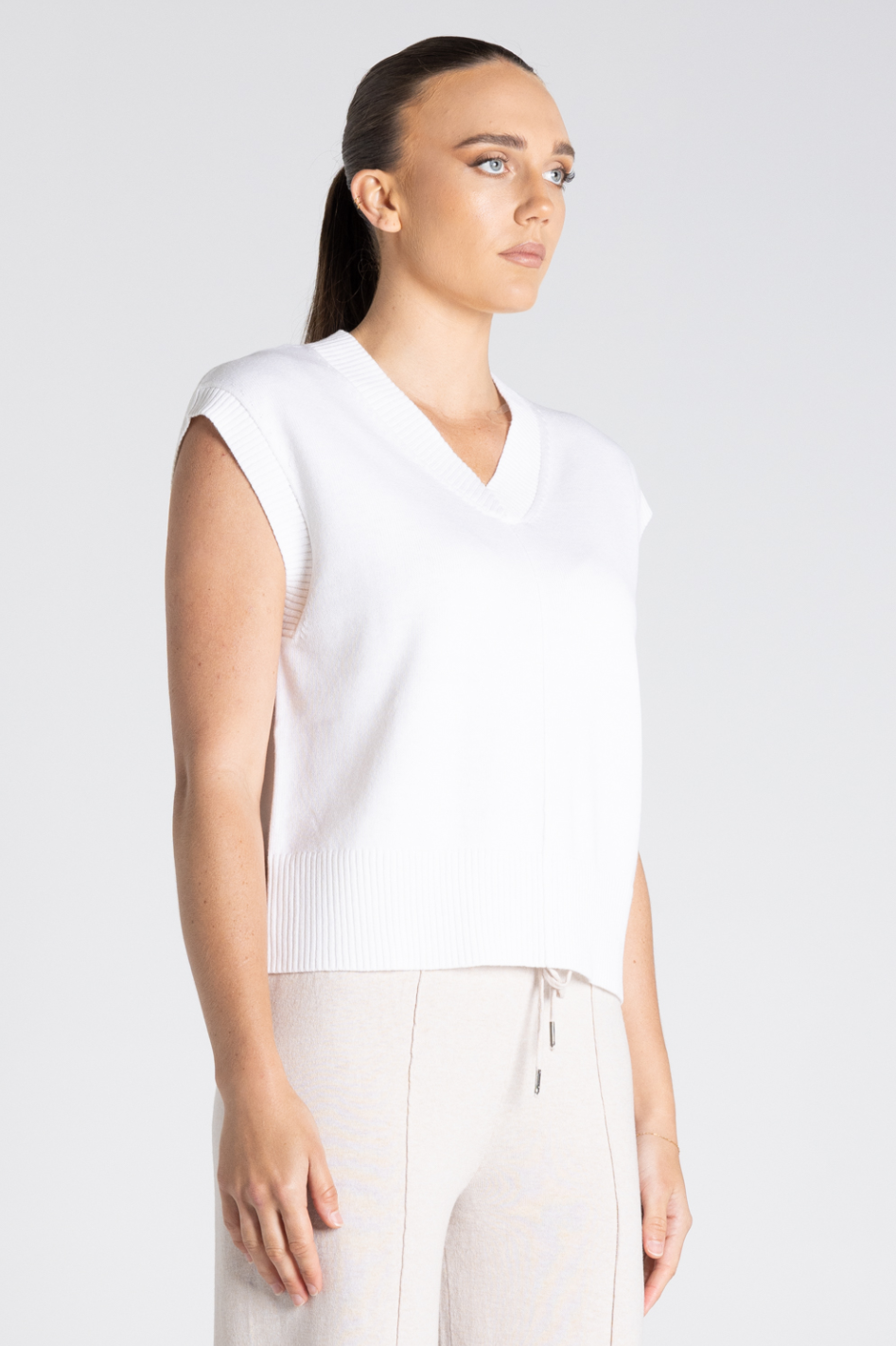 Two T's V Neck Cotton-Merino Vest | Ivory | 3316