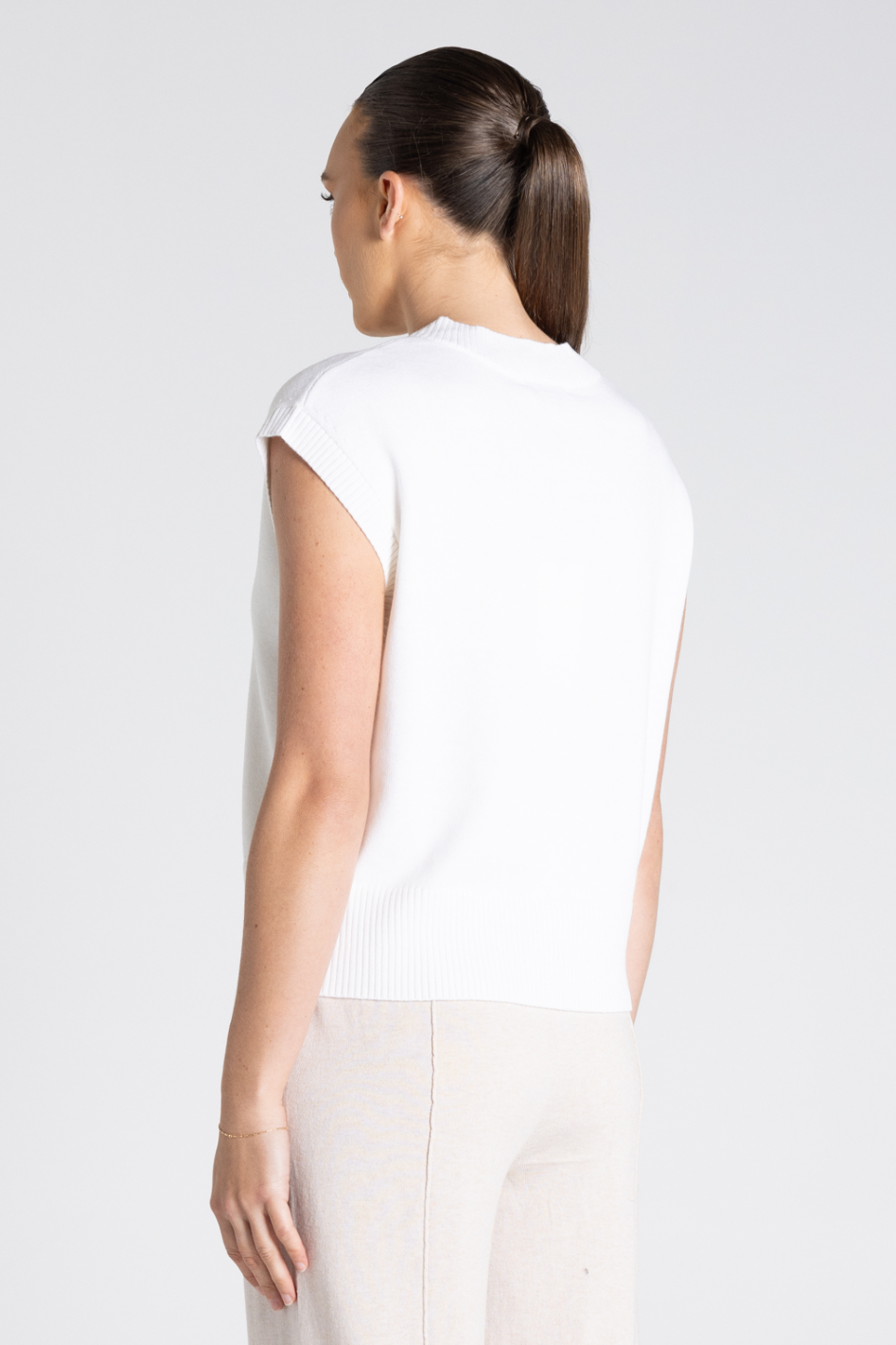 Two T's V Neck Cotton-Merino Vest | Ivory | 3316