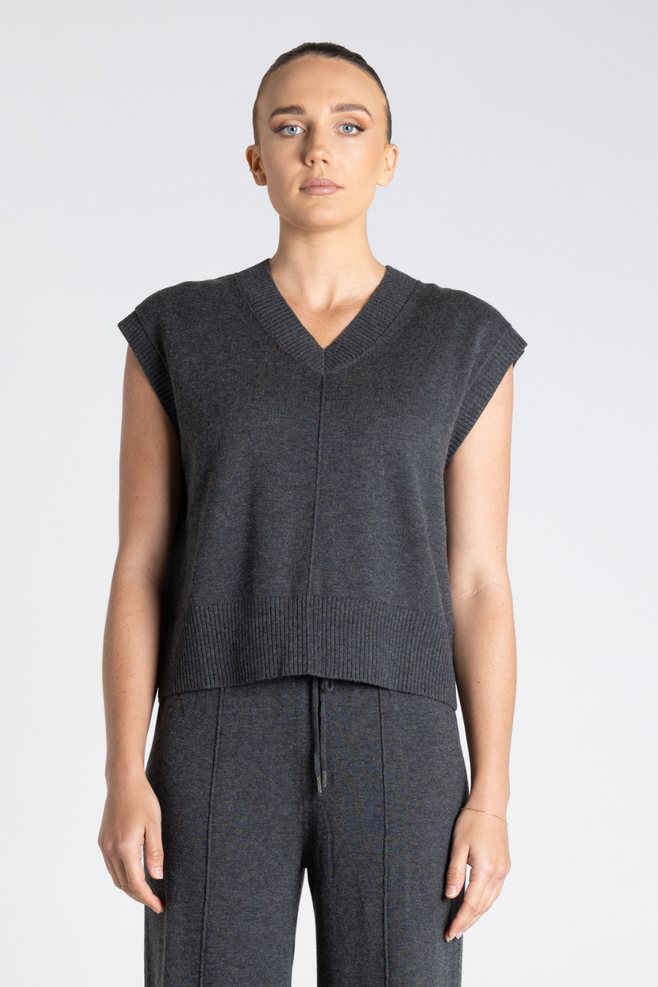 Two T's V Neck Cotton-Merino Vest in Steel