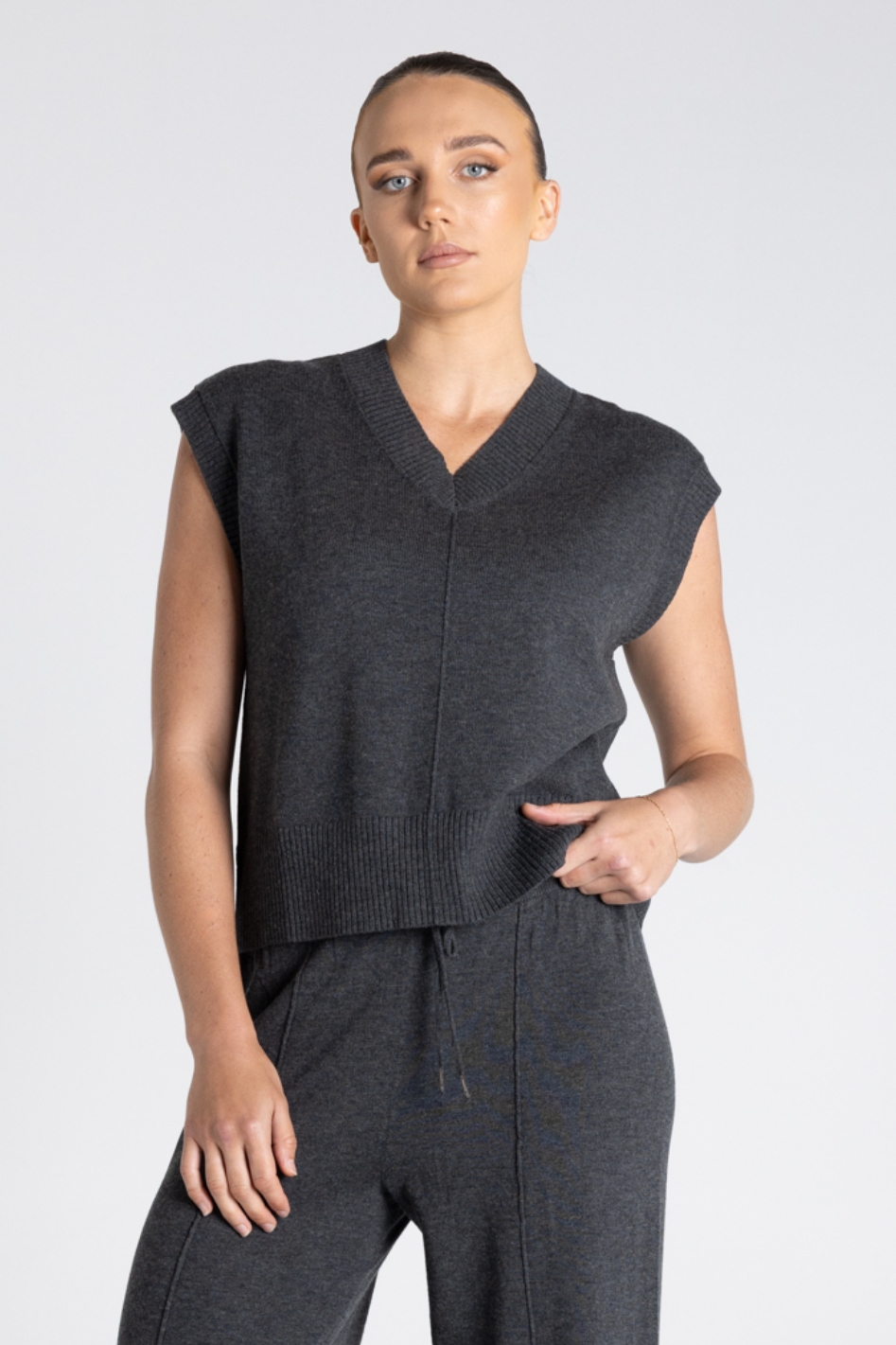 Two T's V Neck Cotton-Merino Vest | Steel | 3316