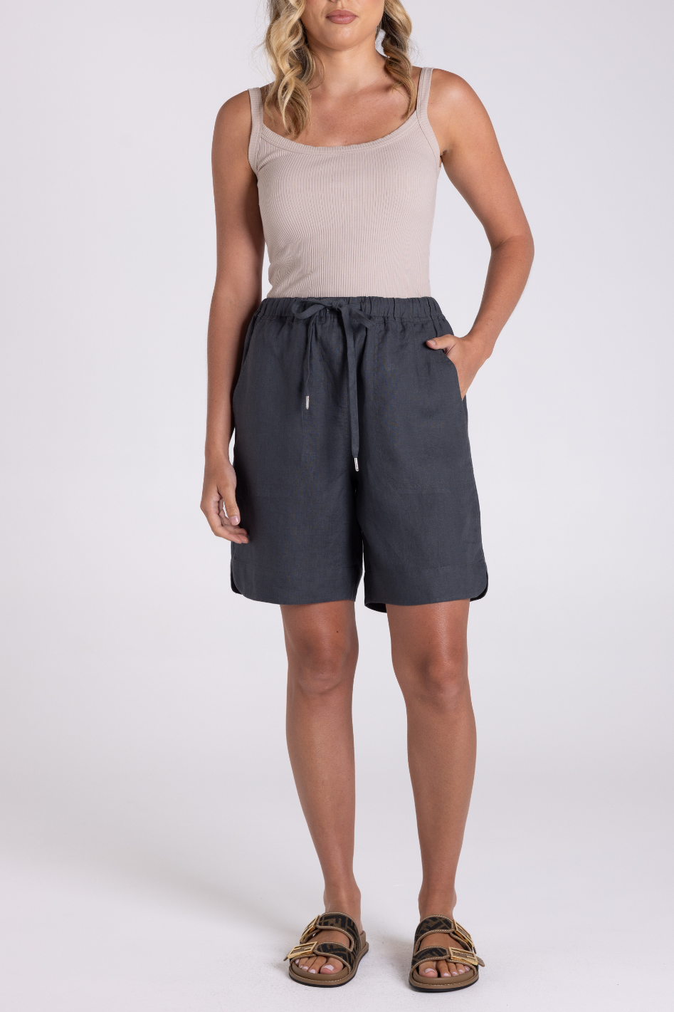 Two T's Linen Short in Charcoal