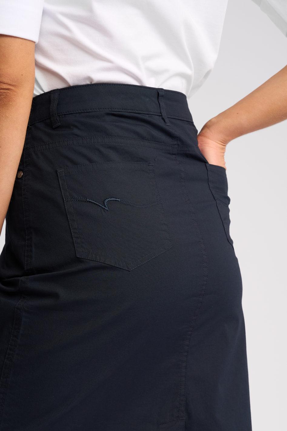 Vassalli Poppy Poplin Skirt in Navy