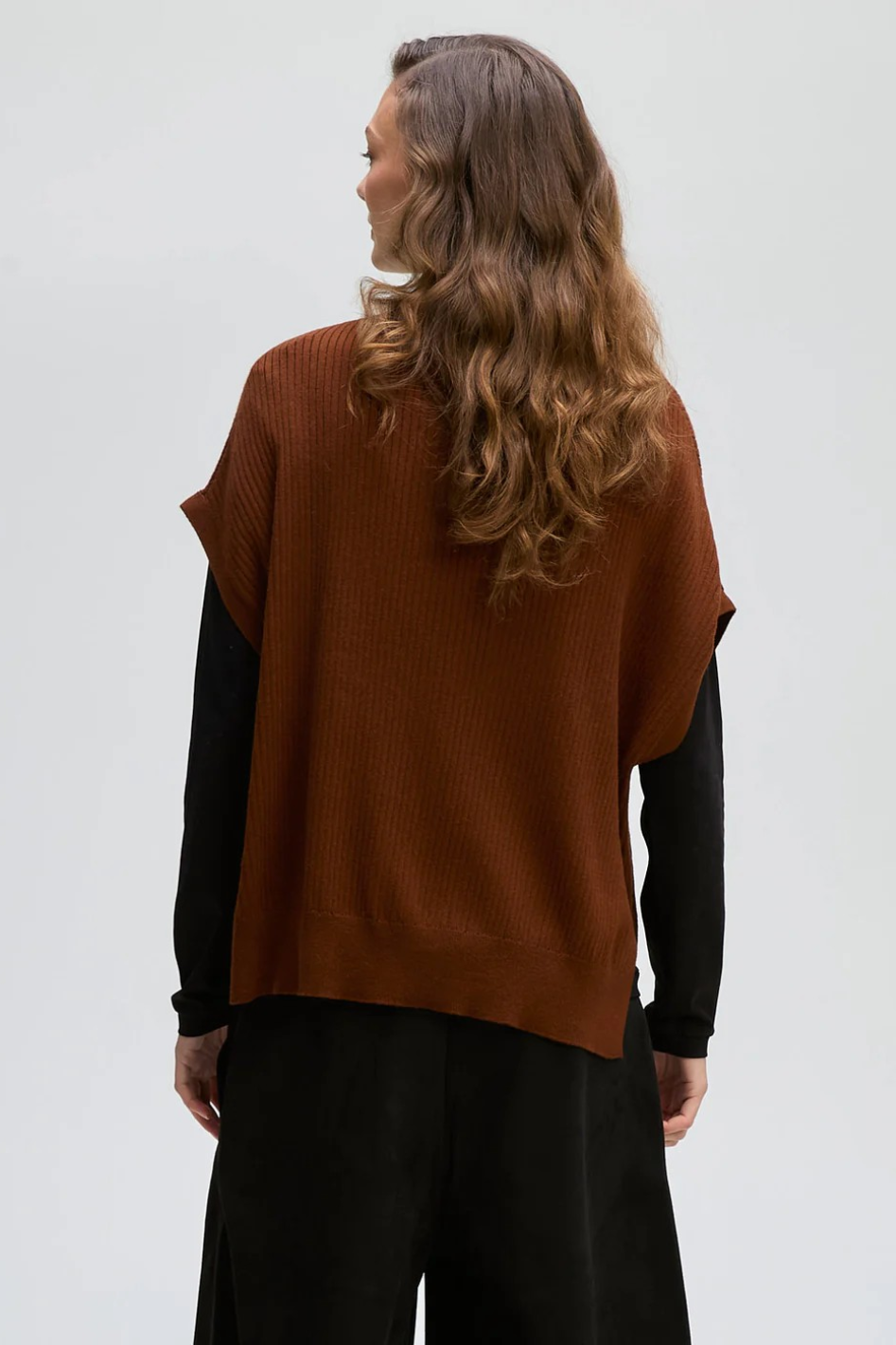 Zaket and Plover Sleeveless Crew Essential in Chestnut